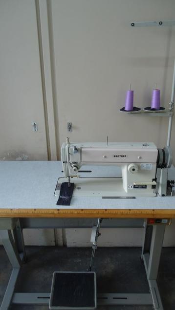 Industrie Naaimachine Brother Rechtstikker beschikbaar voor biedingen