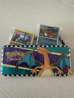 Charizard blik met 100 kaarten, Ophalen of Verzenden, Zo goed als nieuw, Meerdere kaarten, Foil