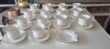 Val D'or Royal Albert gave dames kop en schotel 10 e per st beschikbaar voor biedingen