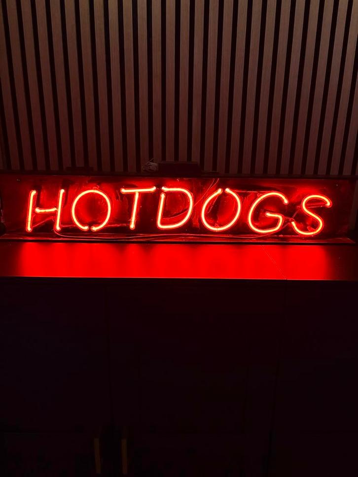 Neon Reclame Lichtbak 'Hotdogs', Verzamelen, Merken en Reclamevoorwerpen, Zo goed als nieuw, Lichtbak of (neon) lamp, Verzenden