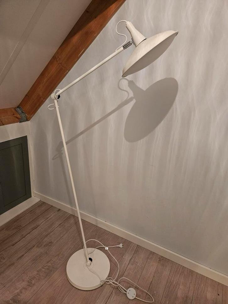Mooie witte staande lamp - slank model, Huis en Inrichting, Lampen | Vloerlampen, Zo goed als nieuw, 150 tot 200 cm, Metaal, Ophalen