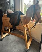 Houten paard op wielen incl zadel en halster, Kinderen en Baby's, Speelgoed | Houten speelgoed, Ophalen, Gebruikt, Rij- of Hobbelspeelgoed