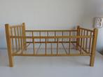 Vintage houten poppenbed met spijlen 1960 nr 1, Kinderen en Baby's, Speelgoed | Houten speelgoed, Meubelstuk of Keukentje, Ophalen of Verzenden