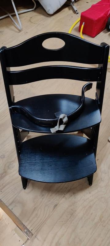 Zwarte kinderstoel beschikbaar voor biedingen