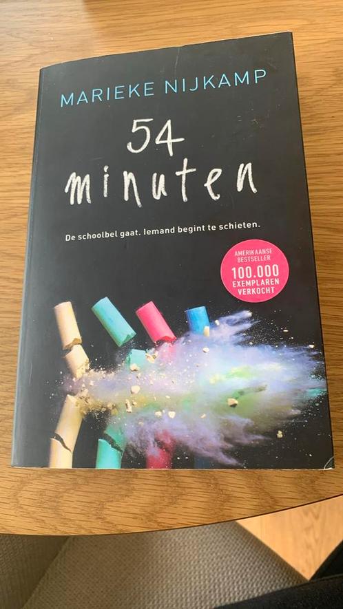 Marieke Nijkamp - 54 minuten, Boeken, Kinderboeken | Jeugd | 13 jaar en ouder, Zo goed als nieuw, Ophalen of Verzenden