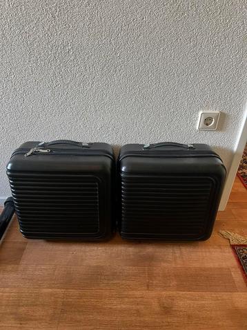 Kleine koffers beschikbaar voor biedingen