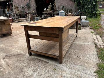 Antieke stoffentafel of oude werktafel of klooster tafel beschikbaar voor biedingen