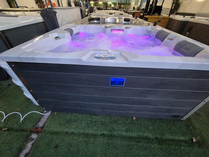 Infinitas jacuzzi 3 persoons ‼️extreem veel massage‼️, Tuin en Terras, Bubbelbaden en Hottubs, Gebruikt, Filter, Pomp, Ophalen of Verzenden