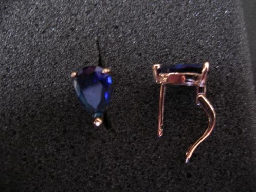 Een paar 18k Goud Vergulde Oorbellen met Blauwe Zirkonia, Sieraden, Tassen en Uiterlijk, Antieke sieraden, Oorbellen, Goud, Verguld