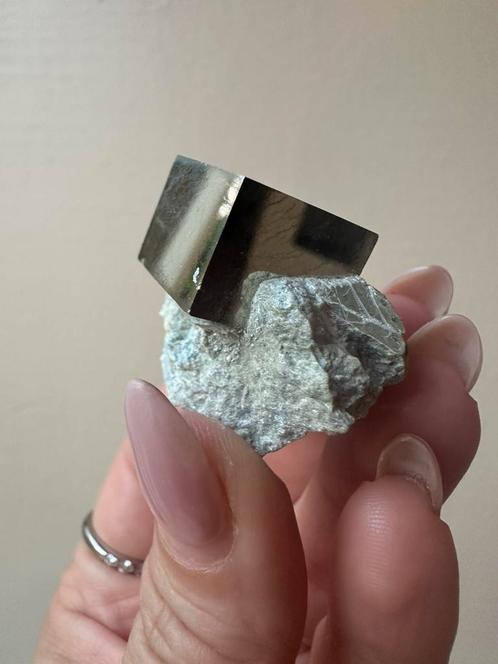 Waanzinnig mooie pyriet kubus op matrix, Verzamelen, Mineralen en Fossielen, Mineraal, Ophalen of Verzenden