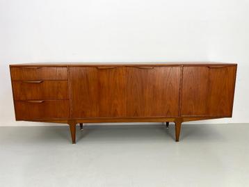 Vintage McIntosh dressoir beschikbaar voor biedingen