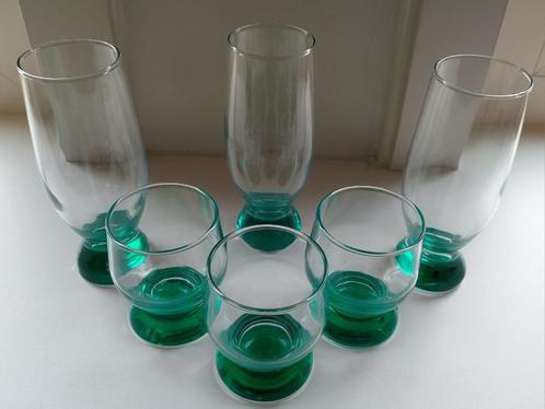 Set 6 mooie groene zware voet glazen glas jaren 70, Huis en Inrichting, Keuken | Servies, Zo goed als nieuw, Glas of Glazen, Overige stijlen