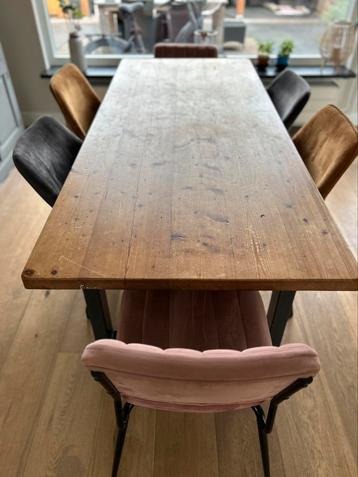 Mooie robuuste houten tafel beschikbaar voor biedingen