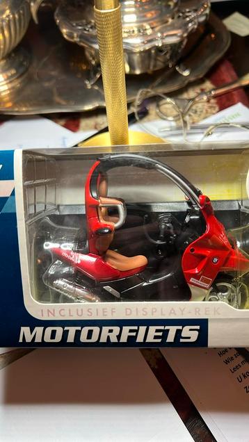 Ministuur BMW overdekt 1/18. beschikbaar voor biedingen