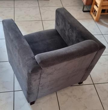 Moderne grijze fauteuil – compact en comfortabel beschikbaar voor biedingen