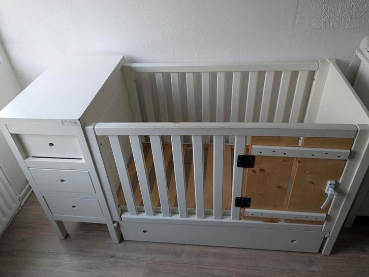 Ledikant met zelfgemaakt deurtje - handig en uniek!, Kinderen en Baby's, Babywiegjes en Ledikanten, Gebruikt, Ledikant, Ophalen