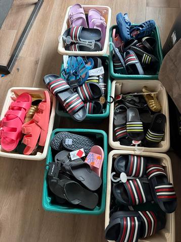 Nieuwe slippers en teenslippers & waterschoentjes beschikbaar voor biedingen