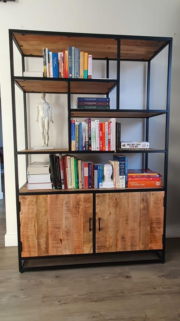 Industriële mango houten kast te koop! Bieden vanaf €150,-, Huis en Inrichting, Kasten | Boekenkasten, Zo goed als nieuw, 100 tot 150 cm