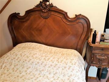 ANTIEK BED, MET NIEUW MATRAS EN TOPPER beschikbaar voor biedingen