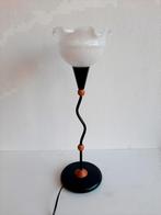 Mooi tafellamp met golvende voet en melkglas kap, Ophalen of Verzenden, Zo goed als nieuw, Glas