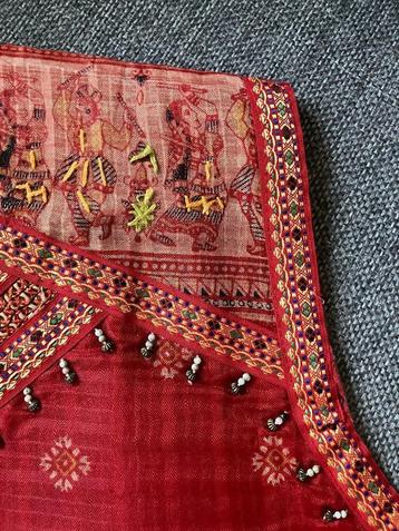 Rode mouwloze tuniek uit India met dessin beschikbaar voor biedingen
