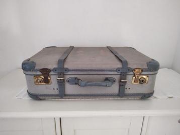 K413 VINTAGE zwarte jaren 50 koffer van geperst karton beschikbaar voor biedingen