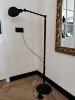 Zwarte lamp met stevige voet en vloerschakelaar, Huis en Inrichting, Lampen | Vloerlampen, Ophalen, Zo goed als nieuw