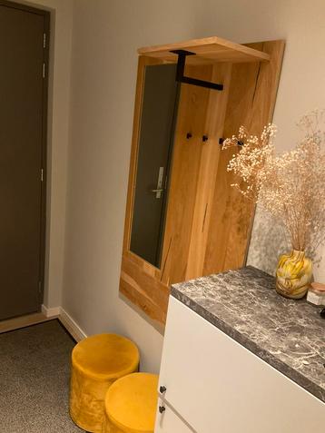 Garderobe set (kapstok en 2 zitpoeven) beschikbaar voor biedingen