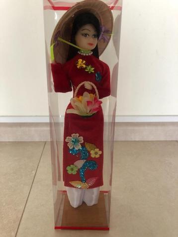 Pop in klederdracht Vietnam, nieuw in verpakking, 30 cm beschikbaar voor biedingen