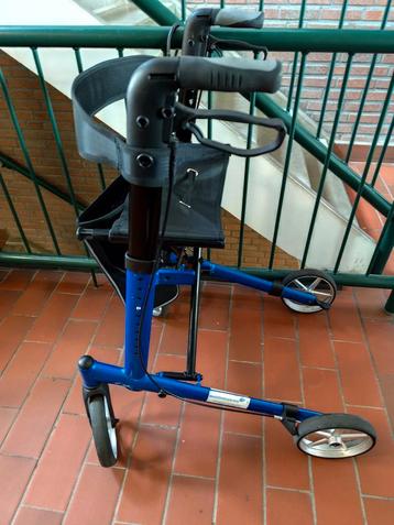 Blauwe  stevige rollator  beschikbaar voor biedingen