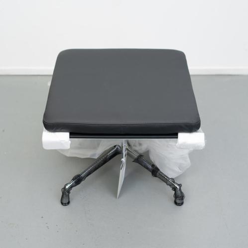 1x Vitra Eames EA 223 Hocker Soft Pad Zwart - Chroom Nieuw, Huis en Inrichting, Fauteuils, Nieuw, Leer, Metaal, 50 tot 75 cm, Minder dan 75 cm