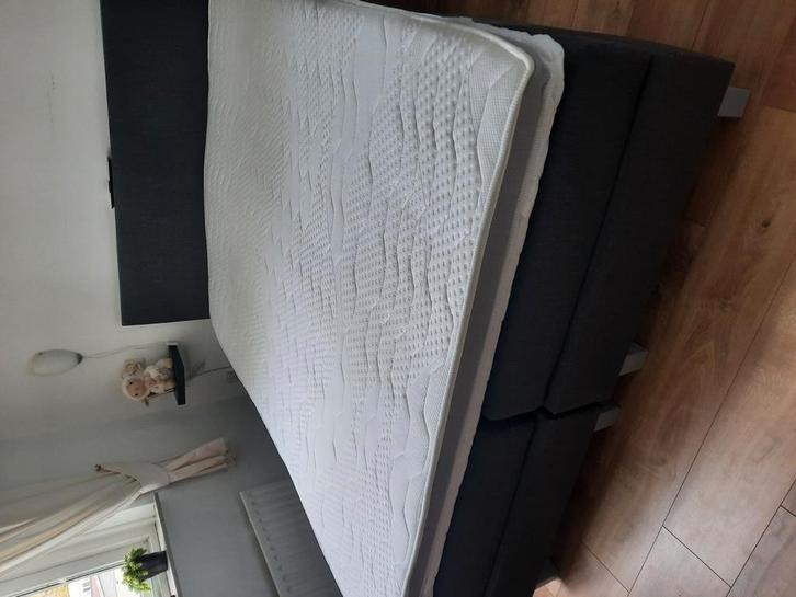 Donker grijze boxspring met toppers en beddengoed, Huis en Inrichting, Slaapkamer | Boxsprings, Zo goed als nieuw, Tweepersoons