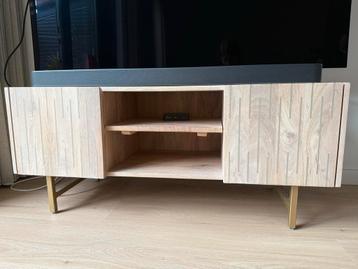 Licht houten tv-meubel met gouden details beschikbaar voor biedingen