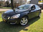Volvo S60 1.6 T3 Momentum ORG NL / Aut / APK 06-01-2027, Auto's, Volvo, Zwart, 4 cilinders, 150 pk, S60