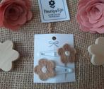 2 klikklak speldjes 5 cm wit met bruin/beige gehaakte bloem, Ophalen of Verzenden, Nieuw