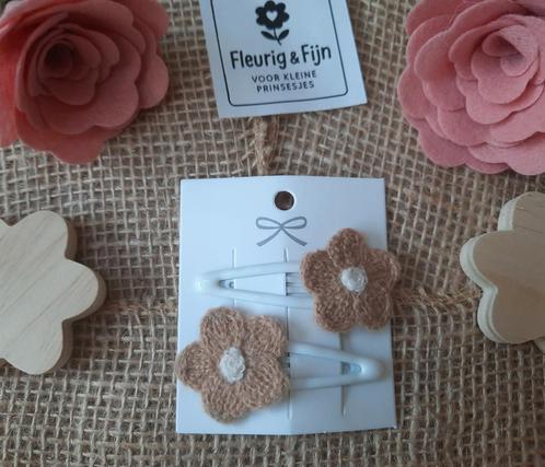 2 klikklak speldjes 5 cm wit met bruin/beige gehaakte bloem, Kinderen en Baby's, Babymode-accessoires, Nieuw, Ophalen of Verzenden
