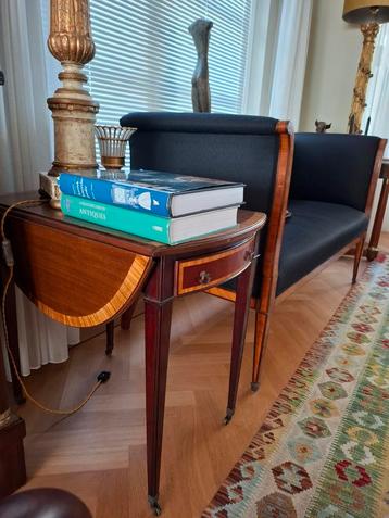 Mahonie hangoortafeltje op wieltjes beschikbaar voor biedingen