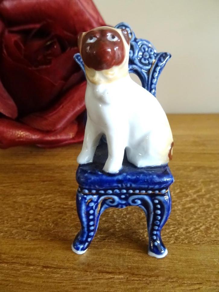 Zeldzaam miniatuur: hondje (mopshond) op stoel. Jaren '50, Antiek en Kunst, Kunst | Niet-Westerse kunst, Verzenden