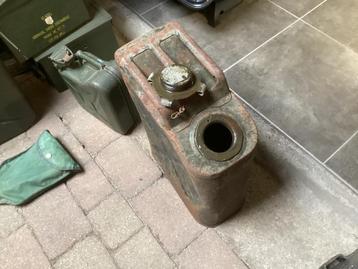 Oude jerrycan zink koperen emmers draadmanden melkbussen beschikbaar voor biedingen