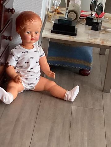 Mooie pop beschikbaar voor biedingen