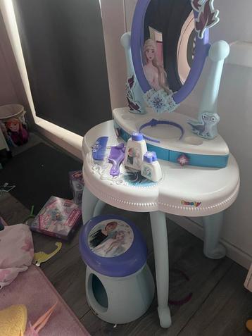 Frozen Make-Up Tafel met Krukje beschikbaar voor biedingen