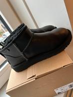 UGG Classic mini maat 40, Kleding | Dames, Schoenen, Zwart, Lage of Enkellaarzen, Ophalen of Verzenden, Zo goed als nieuw