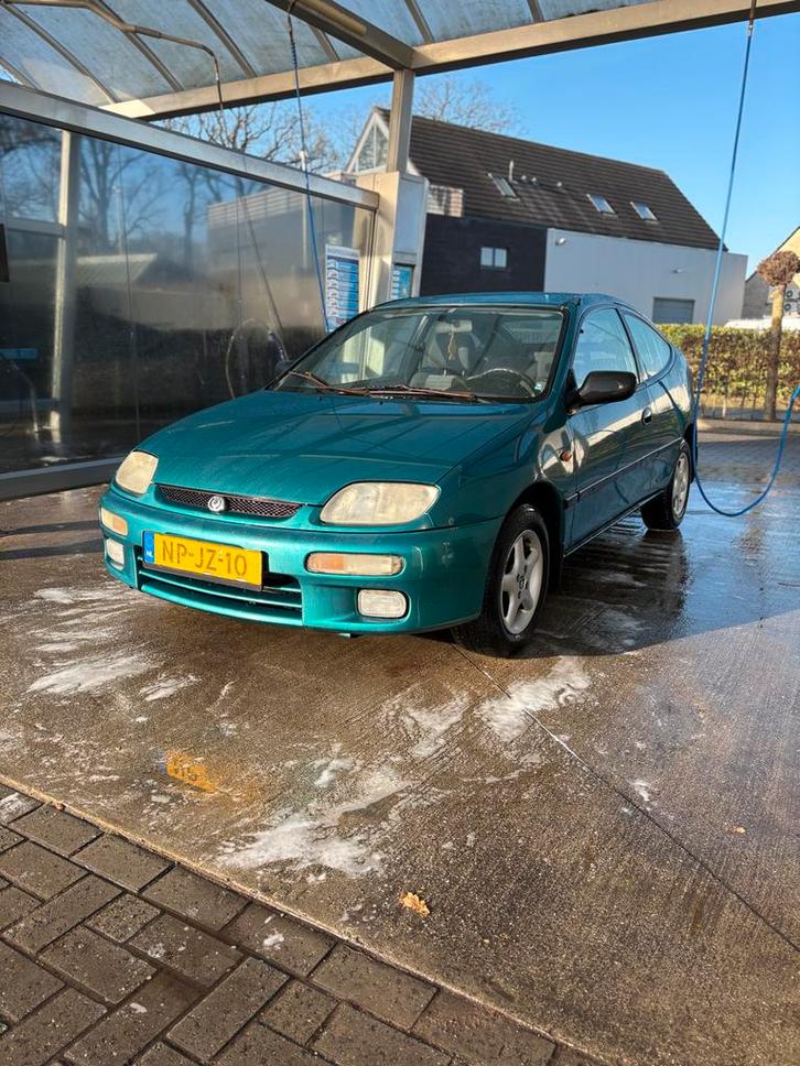 Mazda 323 1.5 I Coupe LX AUT 1996 Groen, Auto's, Mazda, Benzine, Hatchback, Automaat, Origineel Nederlands, Groen, Ophalen
