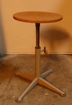 Ahrend kruk, Huis en Inrichting, Krukjes, Ophalen, In hoogte verstelbaar, Gebruikt, Hout