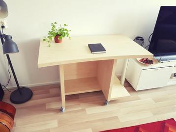 Houten Bureau op wieltjes beschikbaar voor biedingen