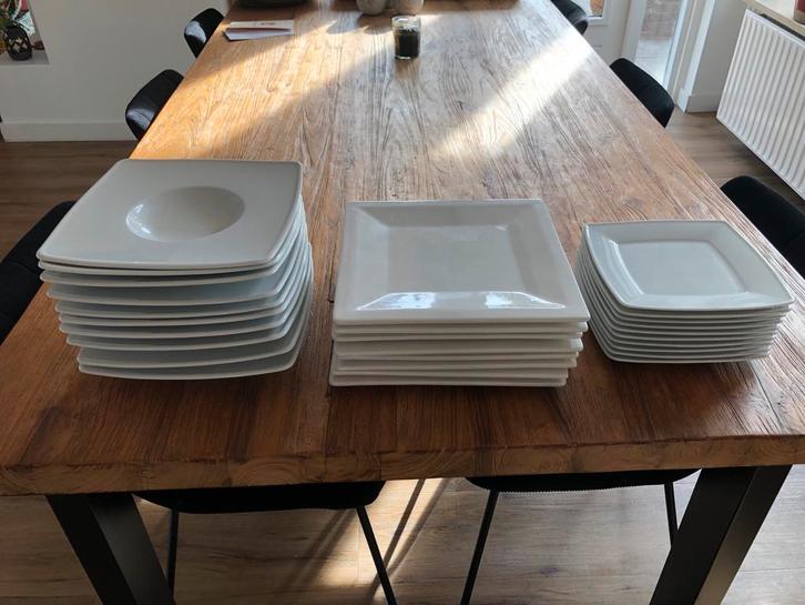 Borden Set - Intermezzo Borden, Huis en Inrichting, Keuken | Servies, Gebruikt, Bord(en), Effen, Ophalen