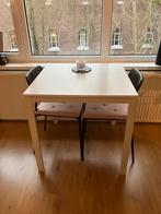 Tafel 75x75 cm wit inclusief 2 stoelen met kussentjes, Huis en Inrichting, Tafels | Eettafels, Ophalen, Zo goed als nieuw, Rechthoekig
