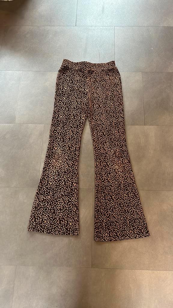 HEMA Flared  Maat 146/152 Panterprint Rozegoud/Zwart, Kleding | Dames, Broeken en Pantalons, Zo goed als nieuw, Maat 34 (XS) of kleiner