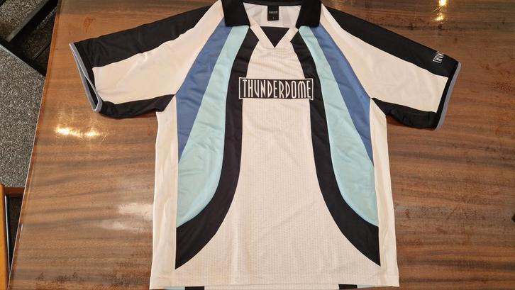 Thunderdone X Dominator Soccershirt Maat L, Kleding | Heren, T-shirts, Nieuw, Maat 52/54 (L), Overige kleuren, Ophalen of Verzenden