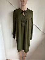 Geisha jurk maat L groen khaki met studs, Kleding | Dames, Jurken, Maat 38/40 (M), Geisha, Ophalen of Verzenden, Zo goed als nieuw